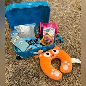 American girl doll suitcase with accessories